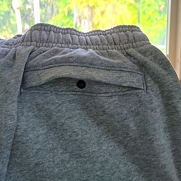 Under Armour Shorts, MENS GREY W/BELT, SIDE POCKETS, BACK SNAP POCKET, PULL-ON - Picture 5 of 5